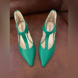 Ashro brand shoes with kitty heel. Size 10W